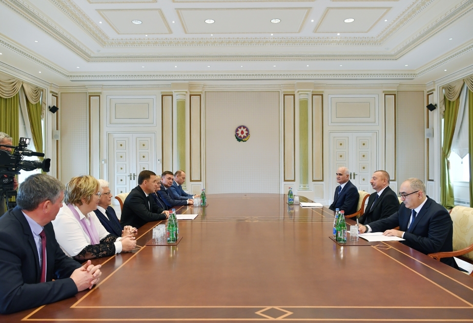 Ilham Aliyev recibió a una delegación encabezada por el Gobernador de la región rusa de Sverdlovsk
