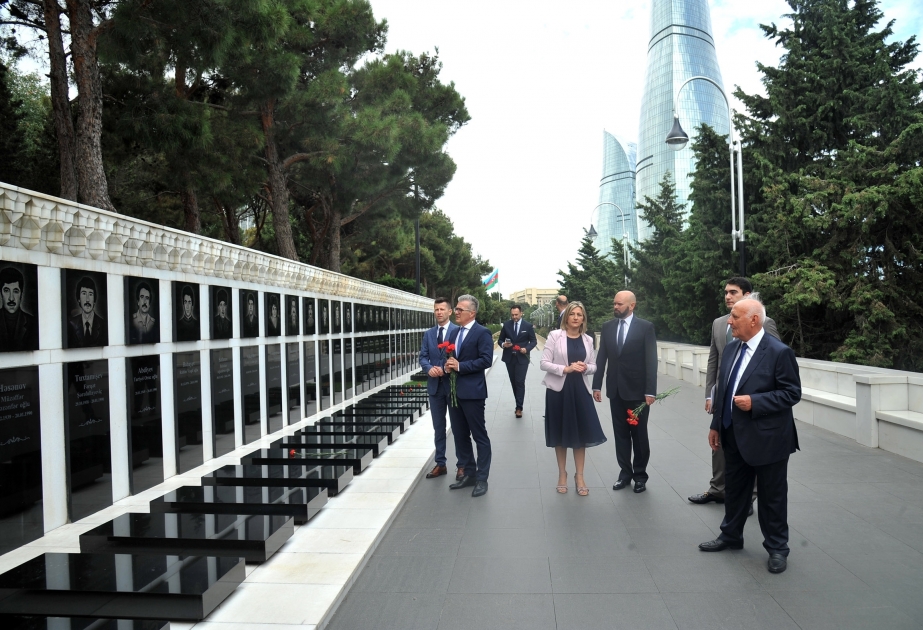克罗地亚议会代表团拜谒烈士陵园