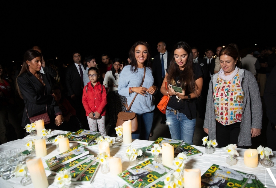 La inauguración de la exposición “Make the Earth Smile” tuvo lugar en Bulevar Litoral de Bakú