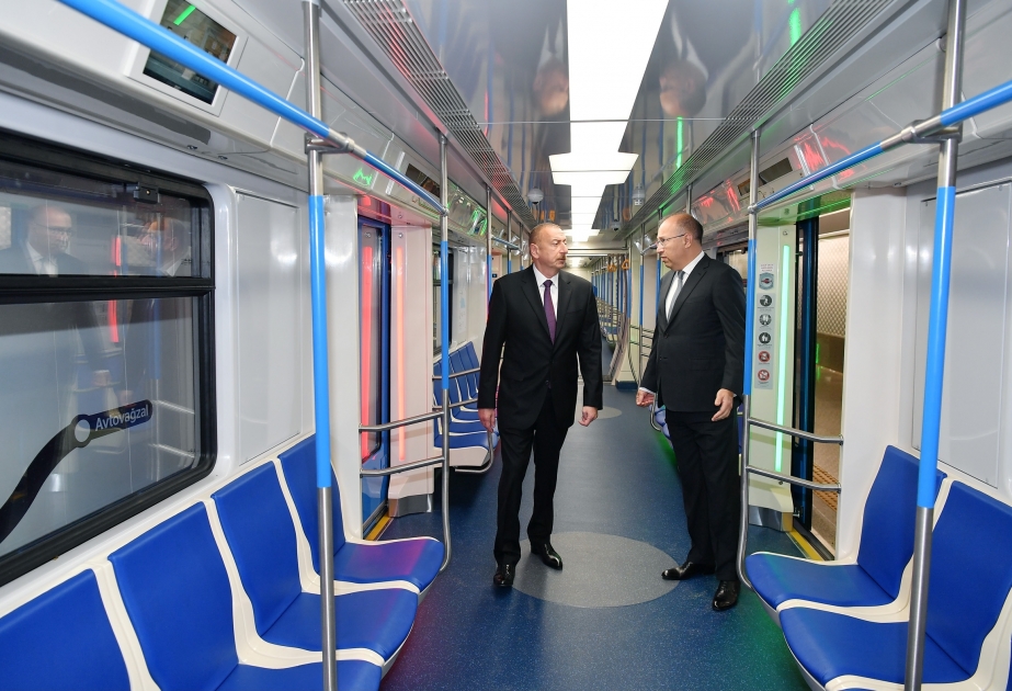 Präsident Ilham Aliyev inspiziert an der U-Bahn-Station “Khatai” durchgeführte Rekonstruktionsarbeiten VIDEO