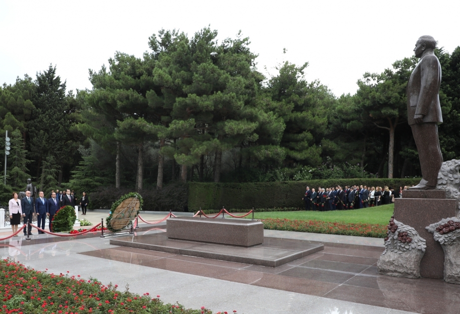 教育工作者共和国会议与会者拜谒全民领袖盖达尔•阿利耶夫墓和烈士陵园