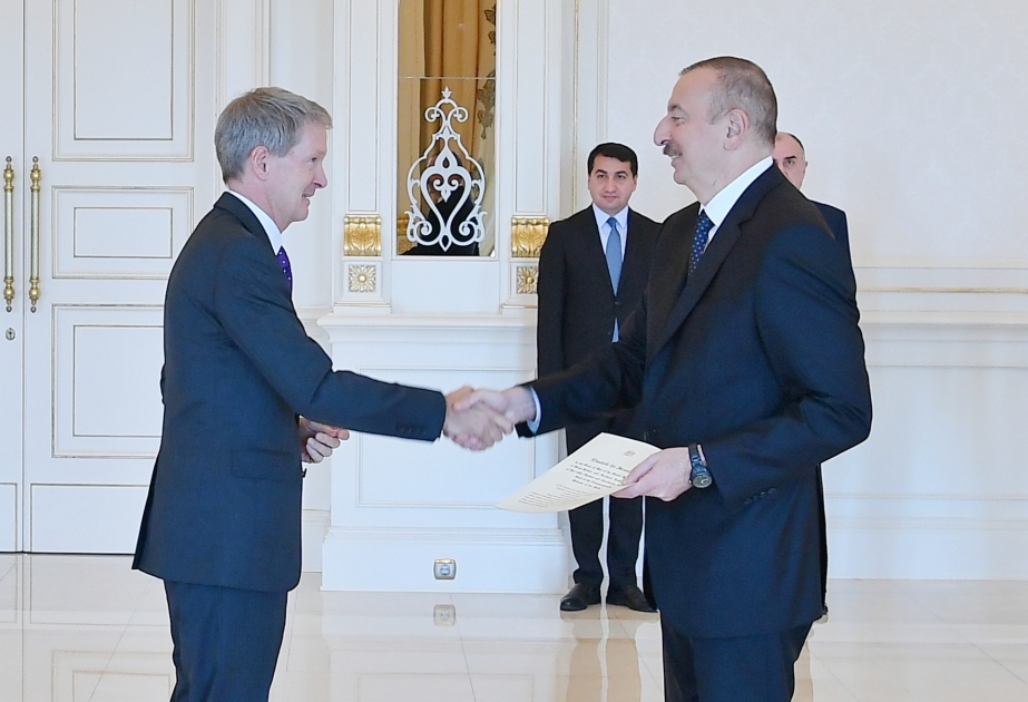 Ilham Aliyev recibe las credenciales del recién nombrado embajador británico en Azerbaiyán