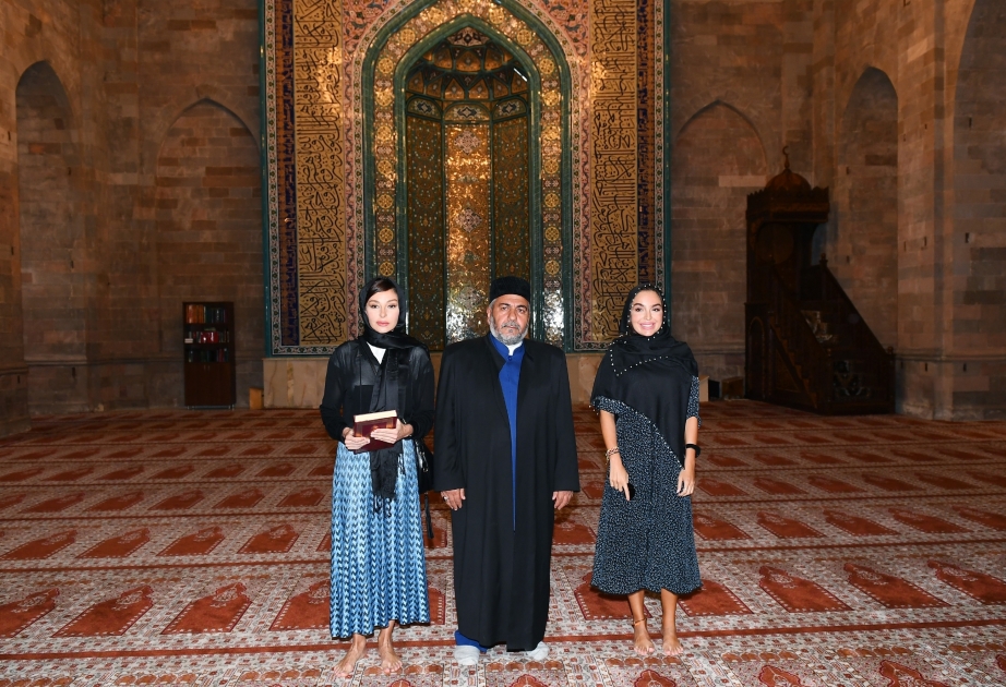 النائبة الأولى للرئيس مهربان علييفا تتفقد مسجد الجمعة في شاماخي