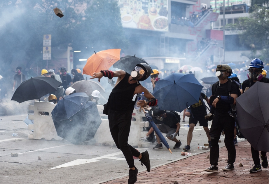 Radikal etirazçılar Honkonq hökumətinin binasına “molotov kokteyli” atıblar