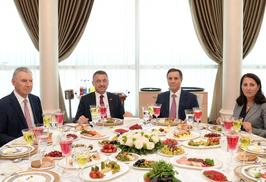 Türkiyənin Vitse-prezidenti Fuat Oktayın şərəfinə rəsmi nahar verilib