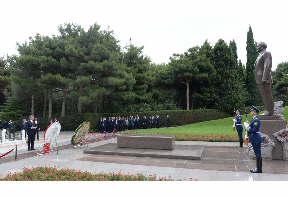 土耳其副总统福阿德·奥克塔伊谒我国全民领袖盖达尔·阿利耶夫墓