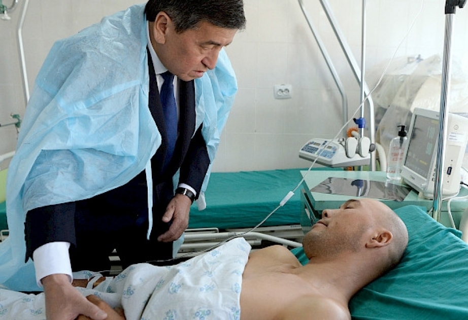 Qırğızıstan Prezidenti Tacikistanla sərhəddə baş verən münaqişədə yaralananlara baş çəkib