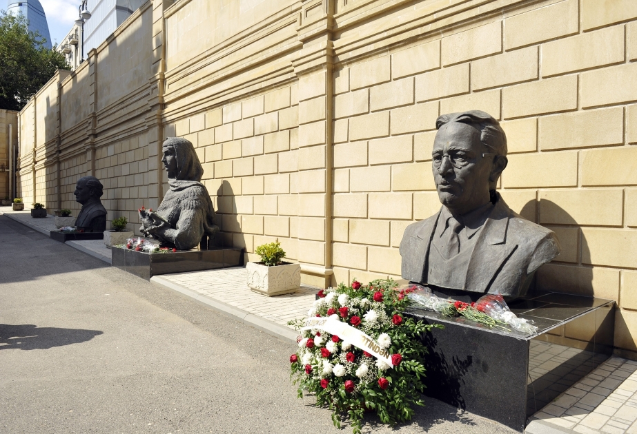 По случаю Дня национальной музыки был посещен мемориал «Расстрелянные памятники»