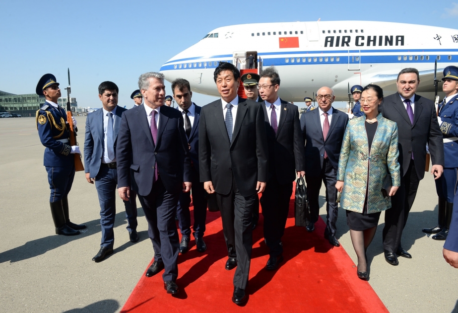 Máximo legislador de China arriba a Azerbaiyán