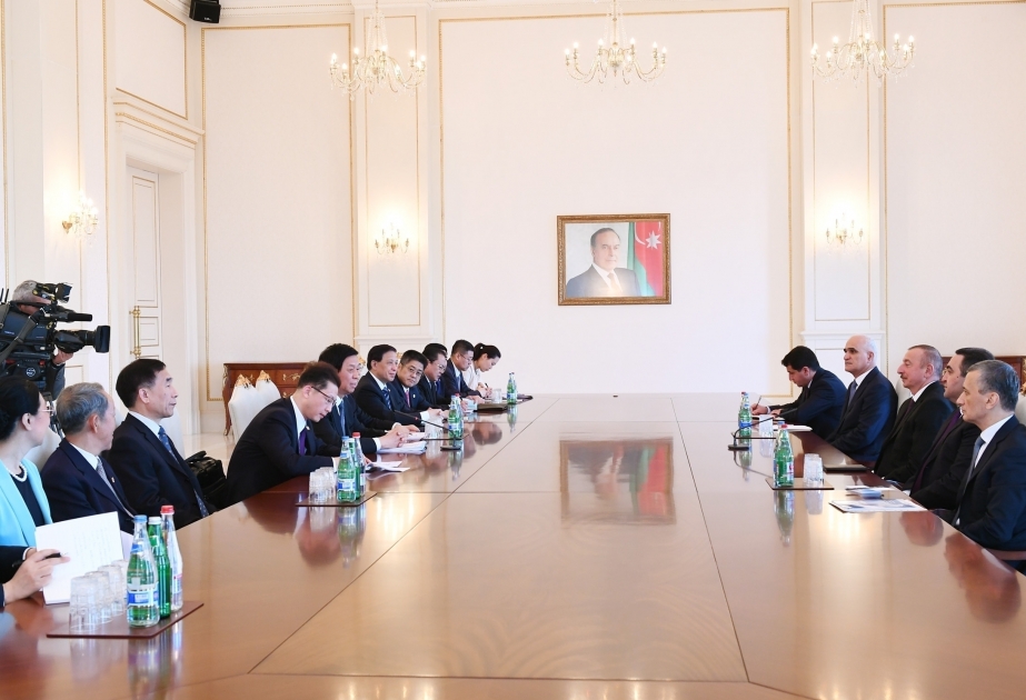 Präsident Ilham Aliyev empfängt chinesische Delegation VIDEO