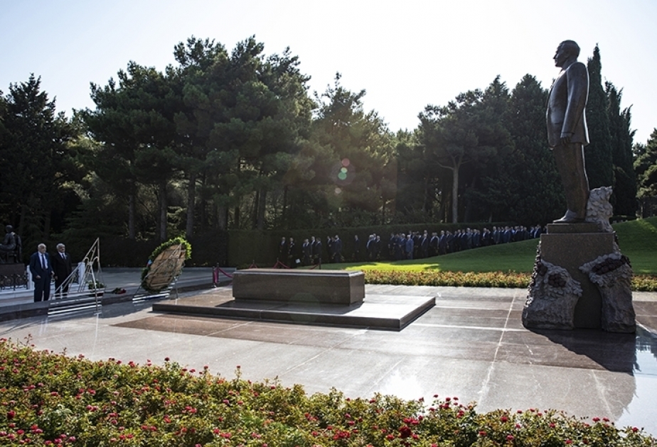Представители многотысячного коллектива SOCAR посетили могилу великого лидера Гейдара Алиева
