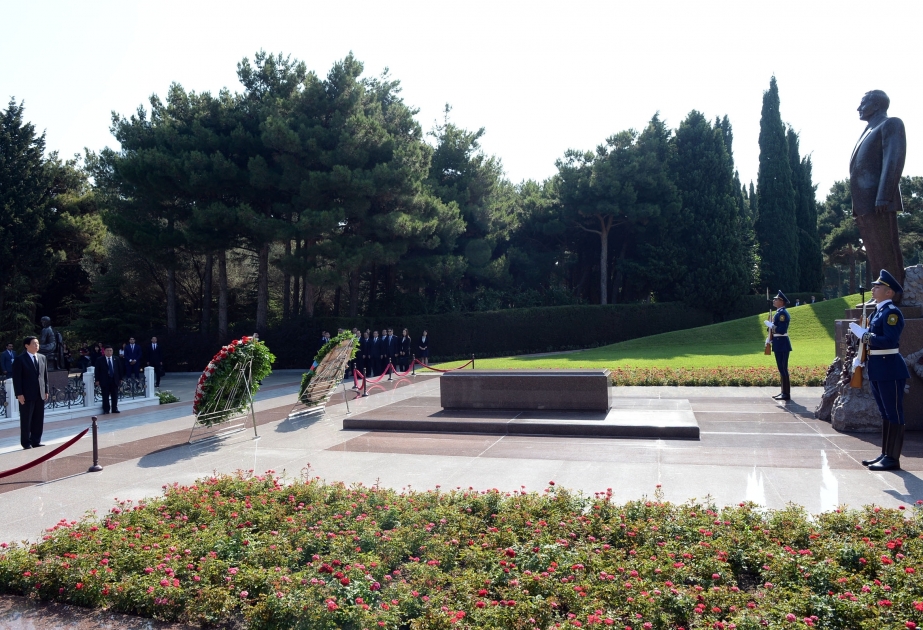 Presidente del Comité Permanente de la Asamblea Nacional Popular de China visita la tumba del líder nacional Heydar Aliyev y el Callejón de los Mártires