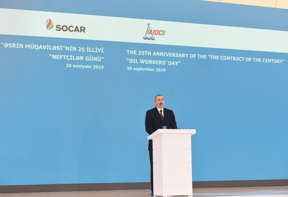 Präsident Ilham Aliyev nahm an Veranstaltung zum 25. Jahrestag des “Jahrhundertvertrags” und dem Tag der Ölarbeiter teil VIDEO