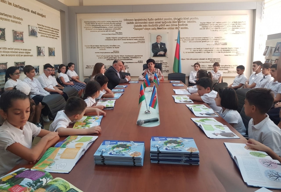 “Təbiəti qoruyaq” silsiləsindən “Mənim böyük dünyam” kitabının təqdimatı keçirilib