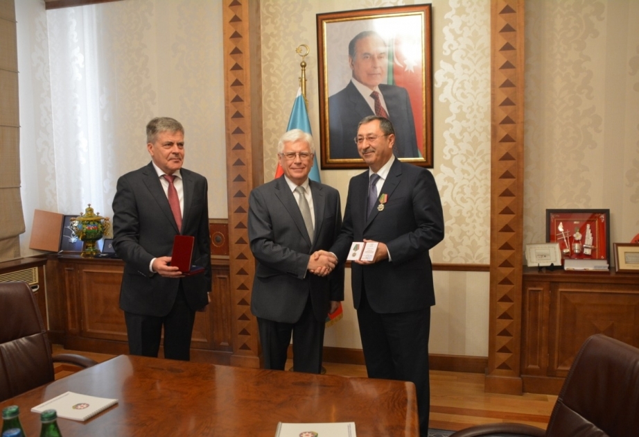Stellvertretender Außenminister Khalaf Khalafov mit Zeichen des russischen Außenministeriums 