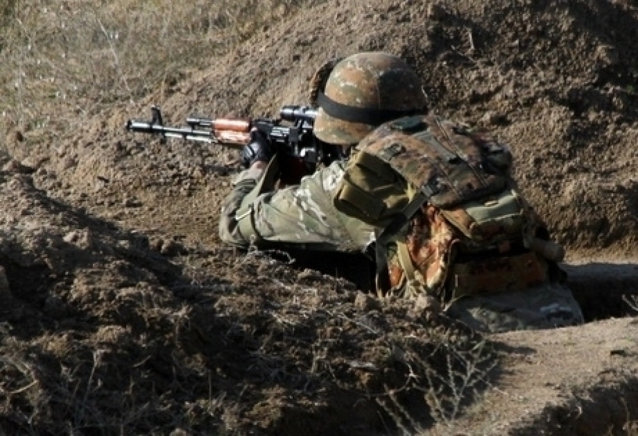 Feindliche Einheiten beschießen aserbaidschanische Positionen mit großkalibrigen Maschinengewehren