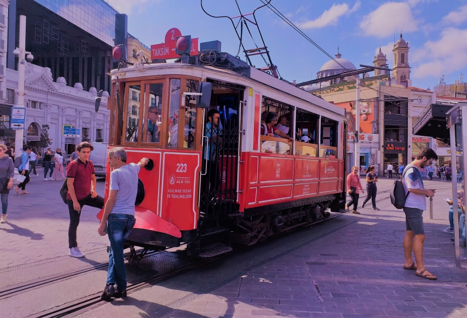 İstanbulun məşhur “Taksim” meydanı dünyanın ən çox turist qəbul edən məkanlarındandır VİDEO