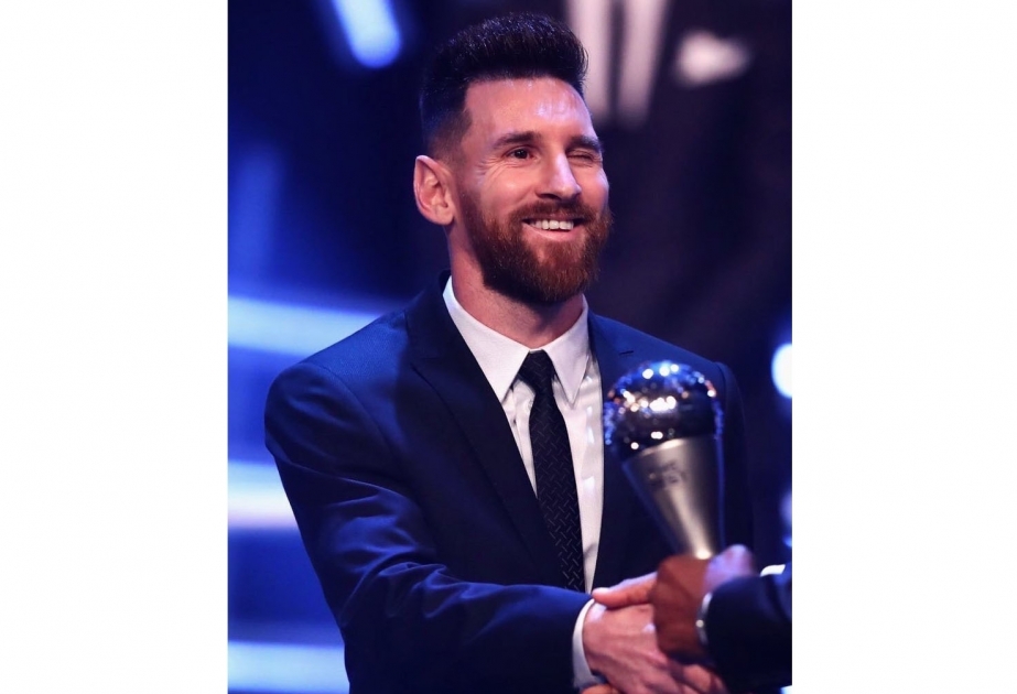 Messi recibe el premio al mejor jugador del año