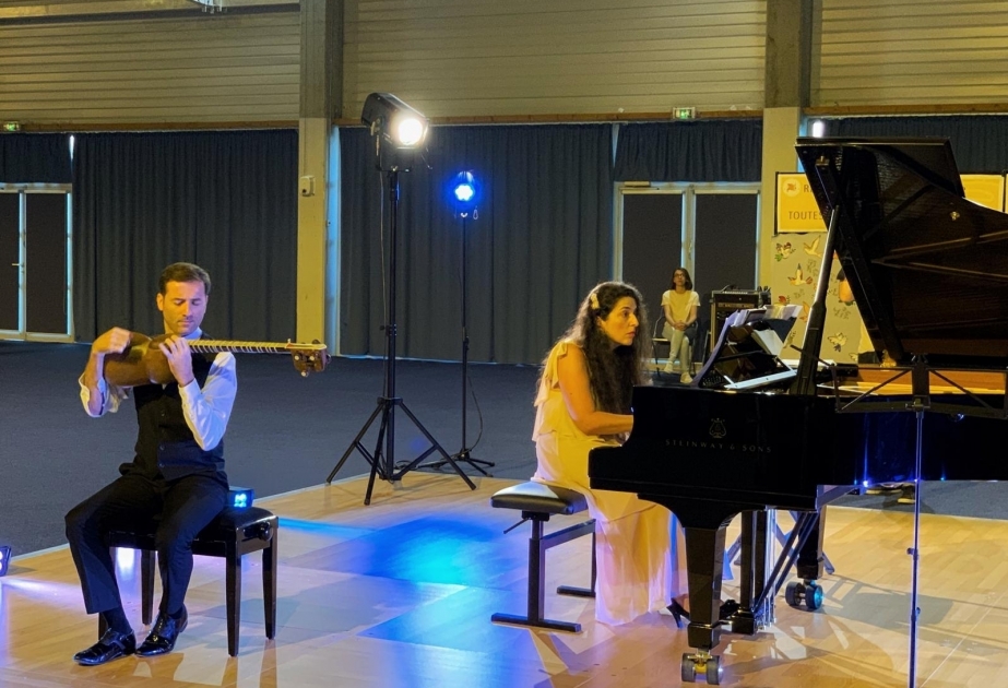 Músicos azerbaiyanos dan un concierto para conmemorar el Día Internacional de la Paz en Francia