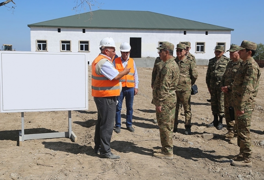 阿塞拜疆国防部长视察前线一些进行在建工程的部队