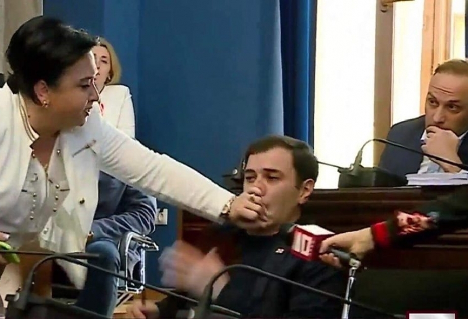 Gürcüstan parlamentində deputatlar arasında dava düşüb