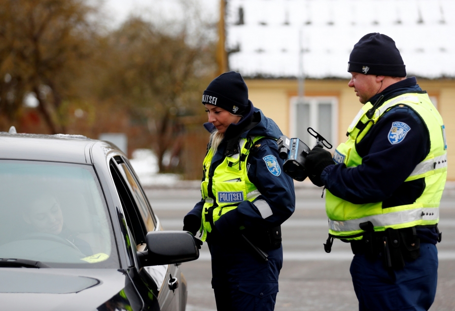 Estoniya polisi sürücülərə cərimə ödəmək əvəzinə yolda durmağı təklif edir