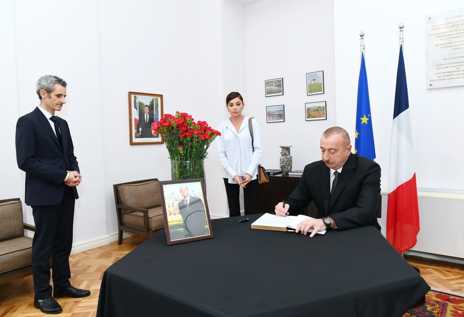 Ilham Aliyev visitó la Embajada de Francia en nuestro país, expresó sus condolencias por la muerte del ex presidente Jacques Chirac
