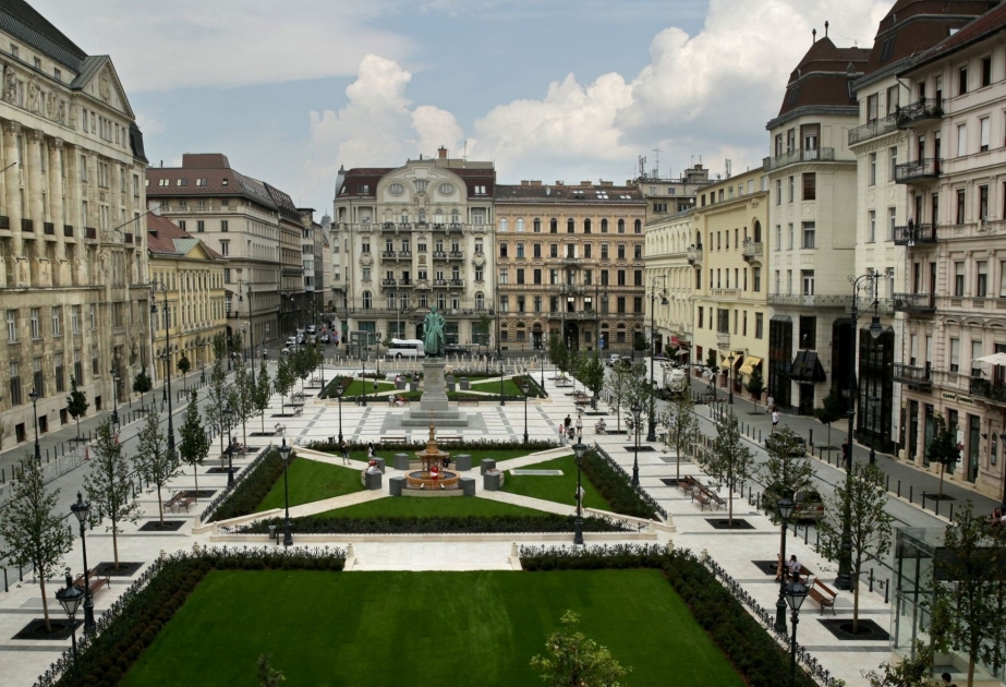 Budapeştin ən gözəl meydanlarından biri bərpa edilib