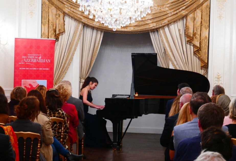 Concierto celebrado en París con motivo del centenario de la otorgación del derecho de voto a la mujer azerbaiyana