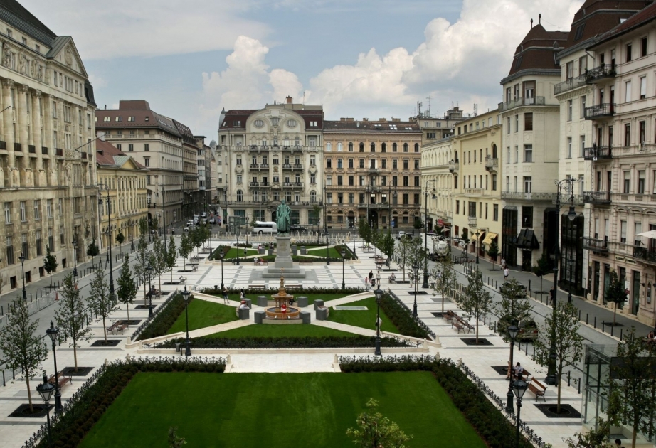 Se restaura una de las plazas más bellas de Budapest