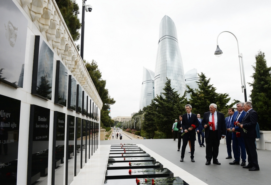 Una delegación francesa al frente del jefe del Grupo de Amistad Francia-Cáucaso visitó el Callejón de los Mártires