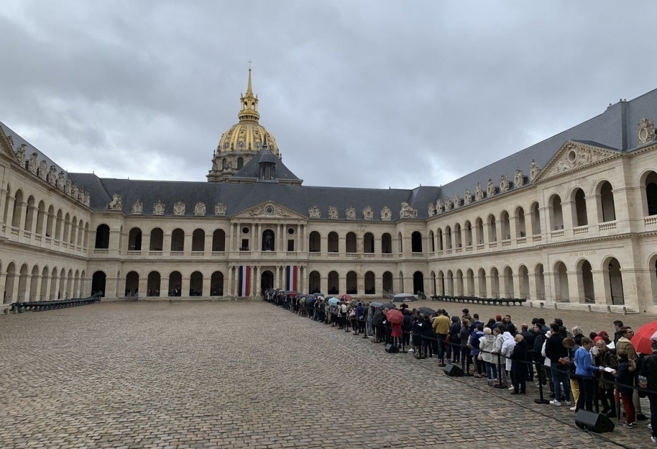 Hundreds queue in Paris to say farewell to Jacques Chirac