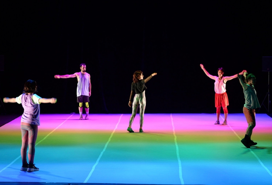 Gənc Tamaşaçılar Teatrında “Cosmic love” tamaşası nümayiş olunub