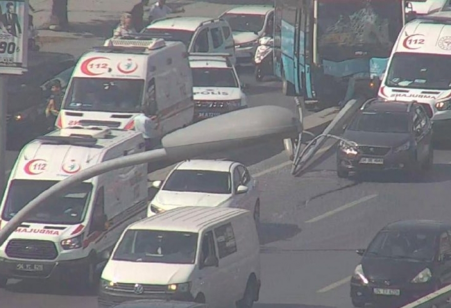 İstanbulda sərnişin avtobusu insanların sıx olduğu səkiyə çıxıb