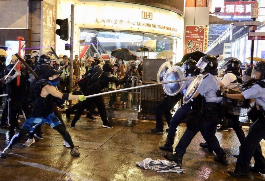 Polis Honkonqda qanunsuz saxlanılan xeyli soyuq silah və "molotov kokteyli" aşkarlayıb VİDEO