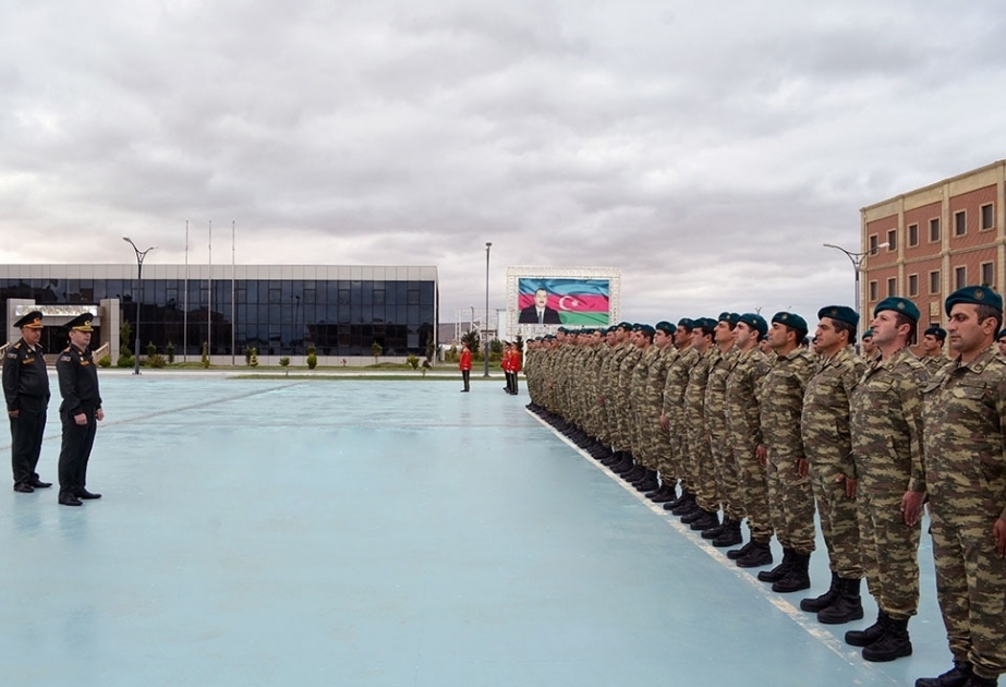 Militares azerbaiyanos regresan a Bakú