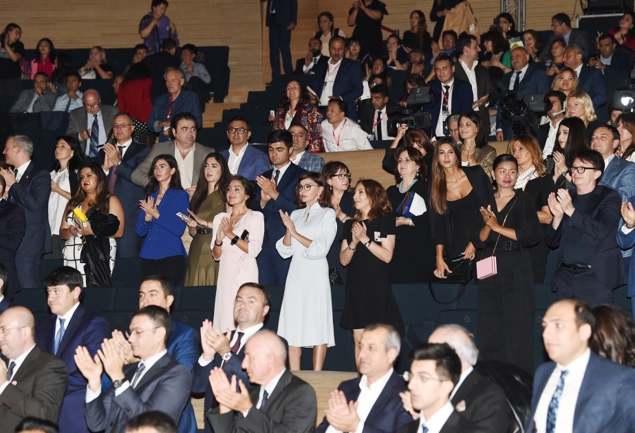 La cérémonie de clôture de la 2e édition du Festival Nassimi s’est tenue au Centre Heydar Aliyev La première vice-présidente azerbaïdjanaise a assisté à la cérémonie VIDEO