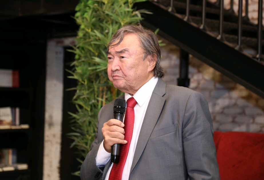 Tanınmış qazax şairi Oljas Süleymenov Bakı Kitab Mərkəzində olub
