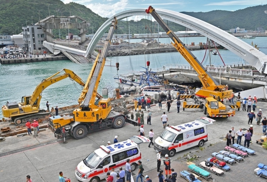 Mueren 6 personas en el derrumbe del puente en Taiwán