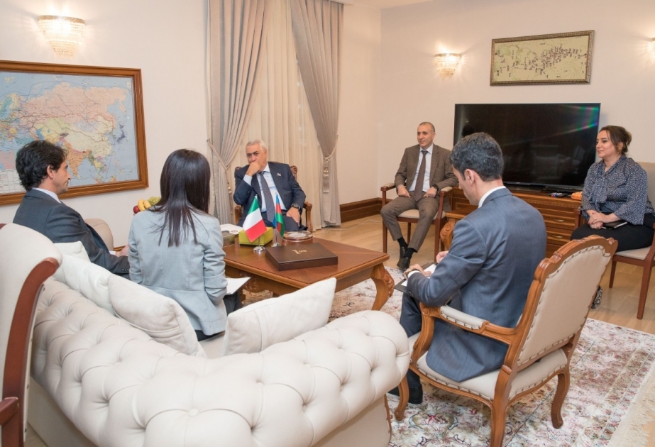 Azerbaiyán e Italia discuten la cooperación en el ámbito ferroviario