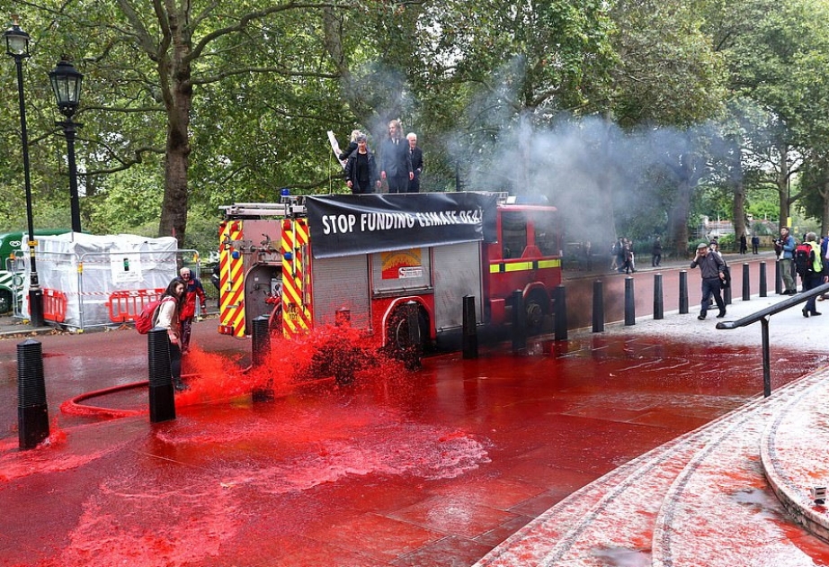 Londonda ekoaktivistlər Xəzinədarlıq idarəsinə süni qan püskürdüb