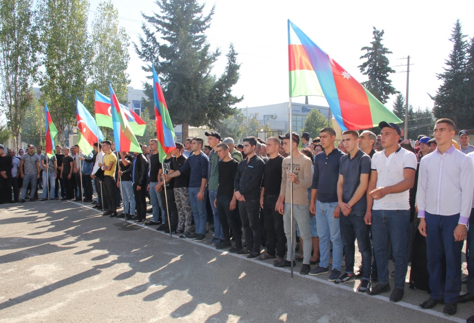 Gənclərin müddətli həqiqi hərbi xidmətə təntənəli yolasalma mərasimləri davam edir