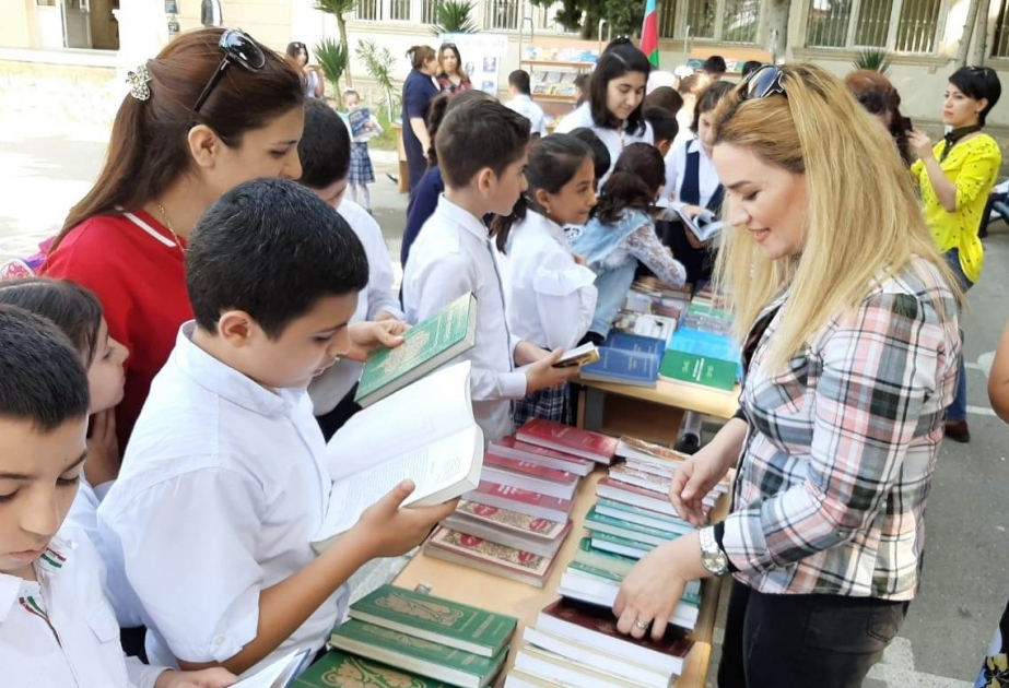 Kitabxanada Nəsiminin 650 illik yubileyi ilə bağlı kitab sərgisi təşkil edilib
