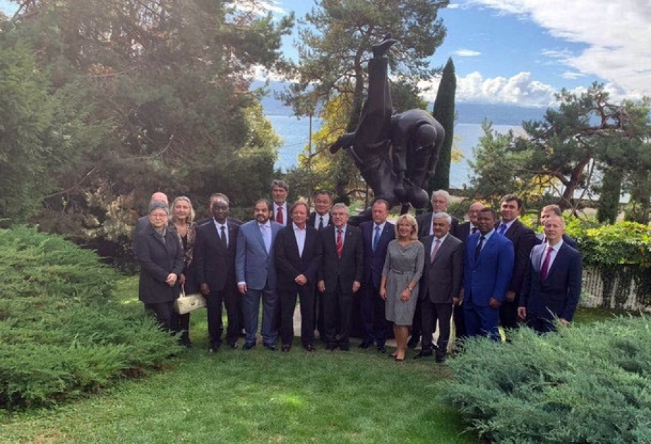 Rovnag Abdullayev asiste a la inauguración del monumento al judo