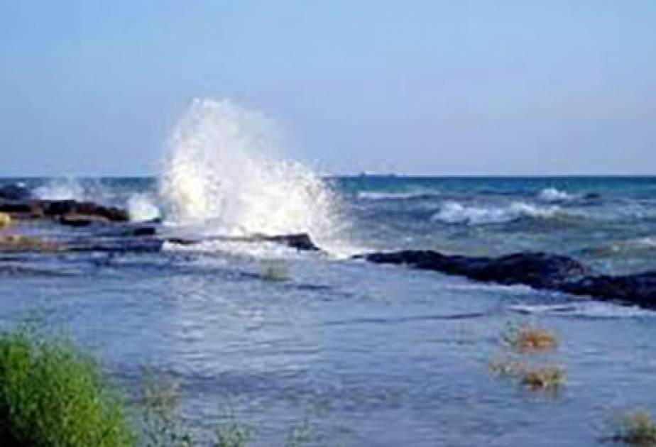 В связи с сильным ветром высота волны в Каспийском море достигла 4,6 метра