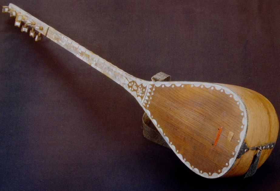 Tar, Kamantscha, Saz und Ganun sind traditionelle aserbaidschanische Musikinstrumente