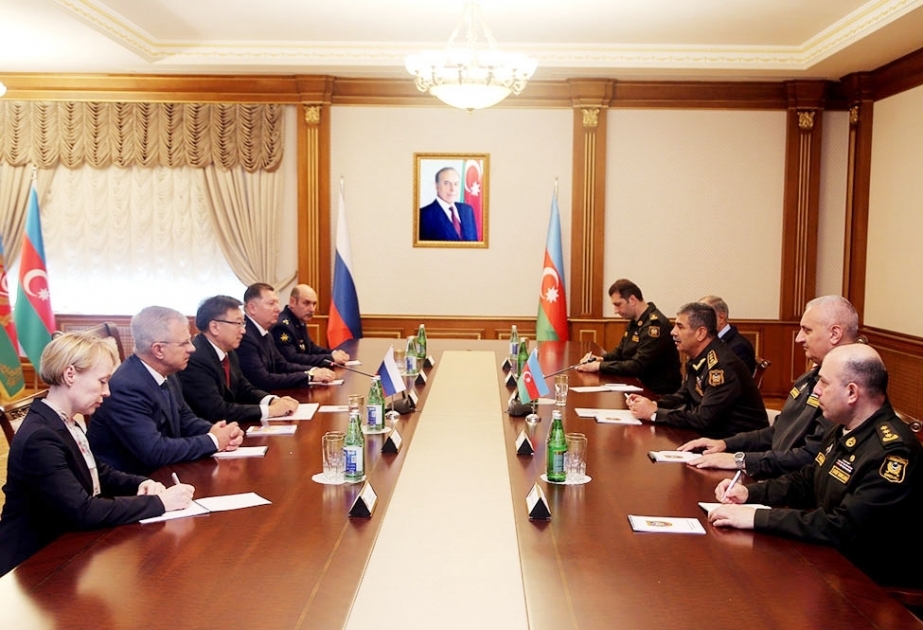 Aserbaidschan und Russland diskutieren Ausweitung von Beziehungen im militärischen Bereich