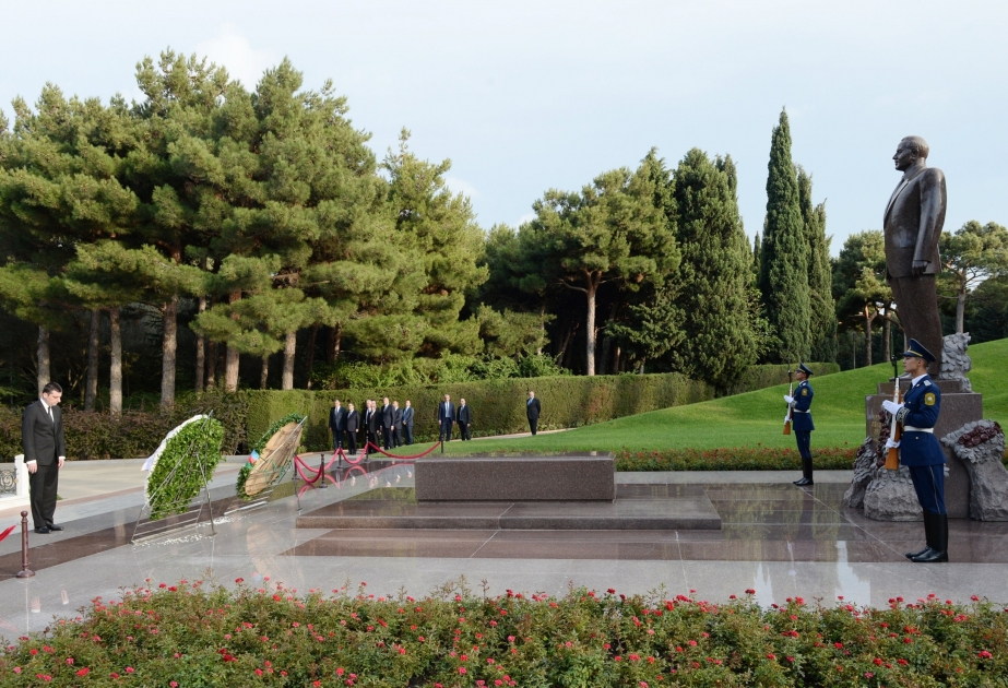 Georgian PM pays respect to national leader Heydar Aliyev and Azerbaijani martyrs