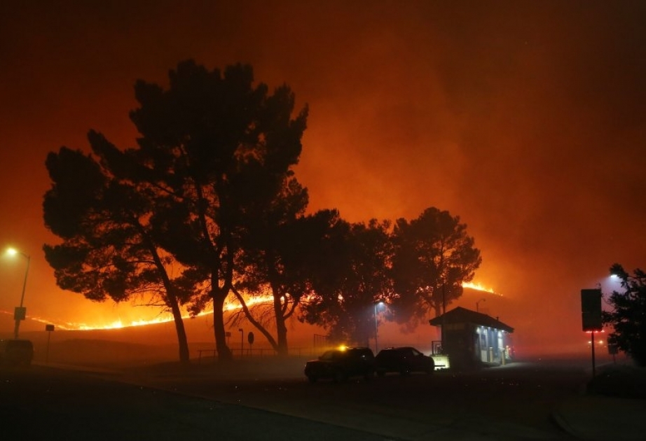 Tausende Menschen sind in Südkalifornien auf Flucht vor Waldbränden
