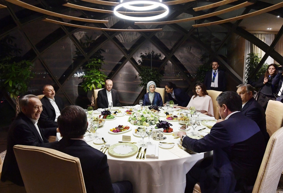 Prezident İlham Əliyev Türk Şurasının VII Zirvə Görüşündə iştirak edən dövlət və hökumət başçıları ilə birgə şam edib VİDEO
